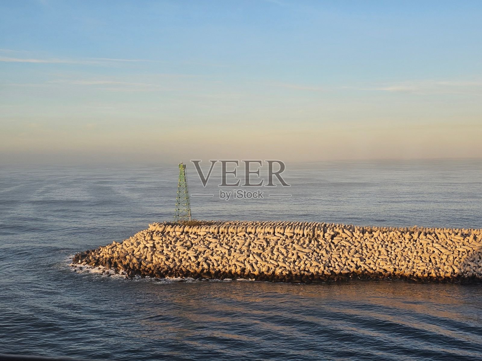 日落时宁静的防波堤照片摄影图片