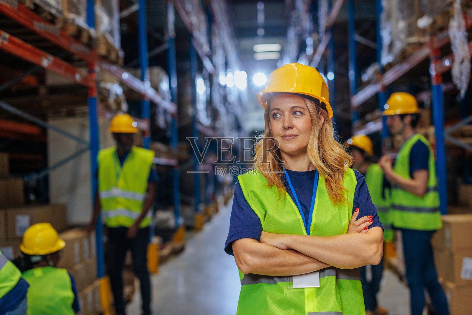 自信的女性仓库工人穿着安全装备照片摄影图片