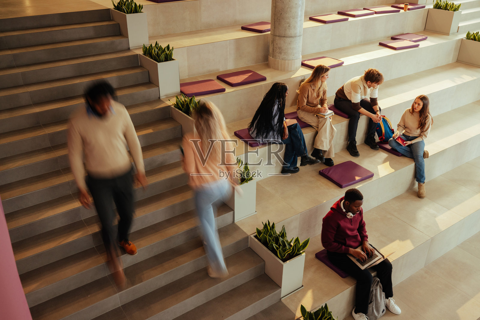 大学生在现代阶梯教室中学习和走动照片摄影图片