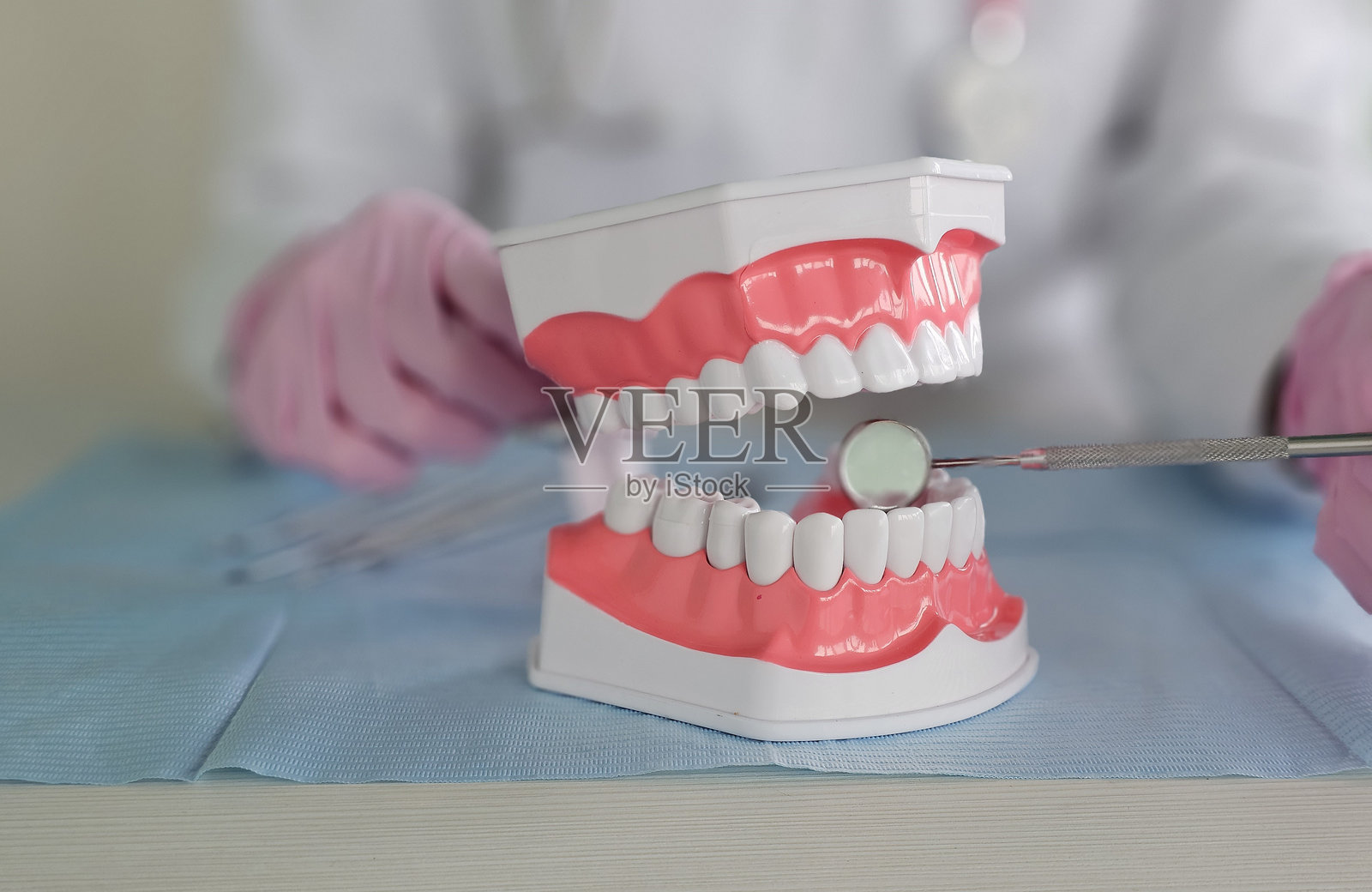 牙医在假牙上展示牙齿问题区域照片摄影图片