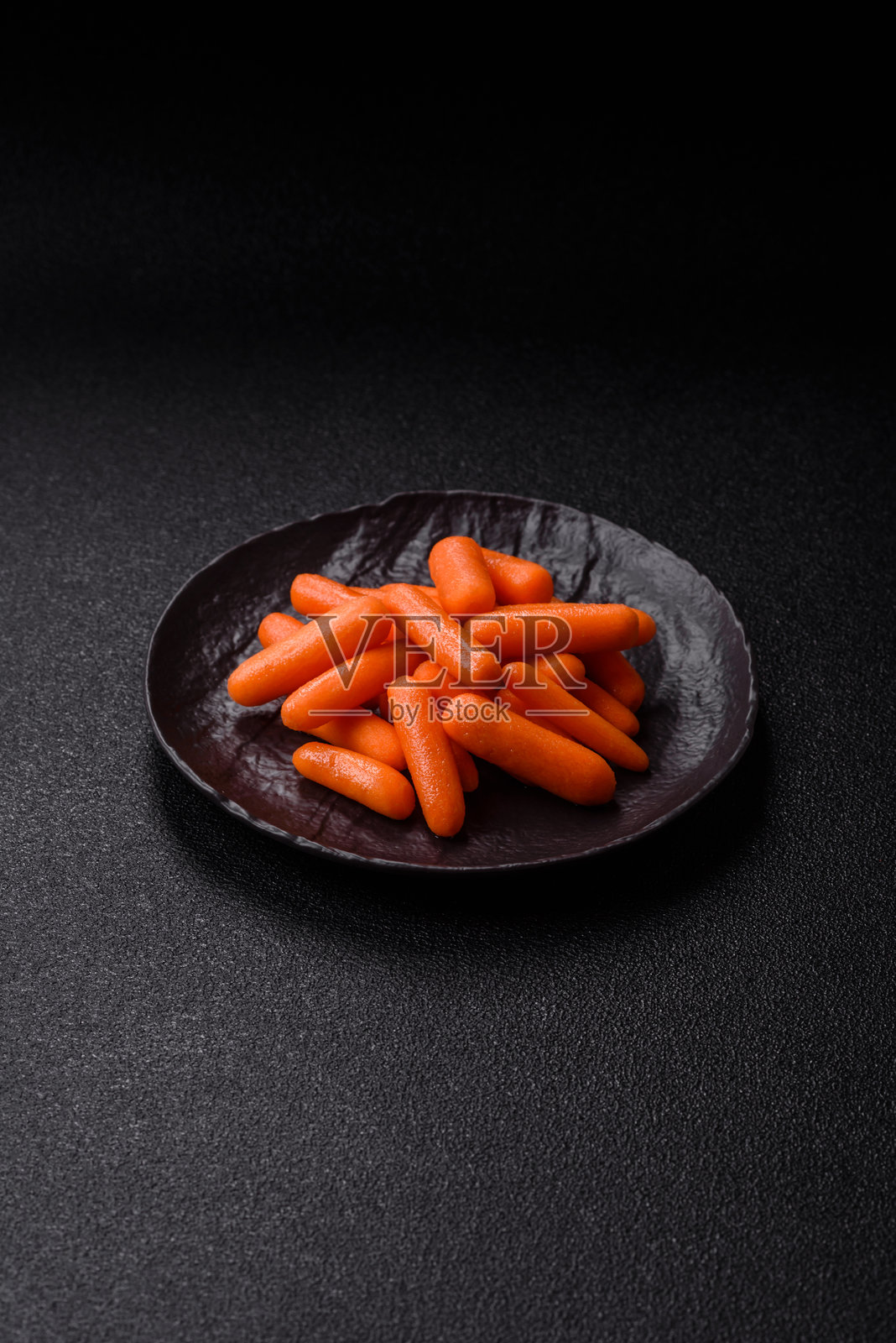 生的去皮迷你婴儿胡萝卜作为素食料理的配料照片摄影图片