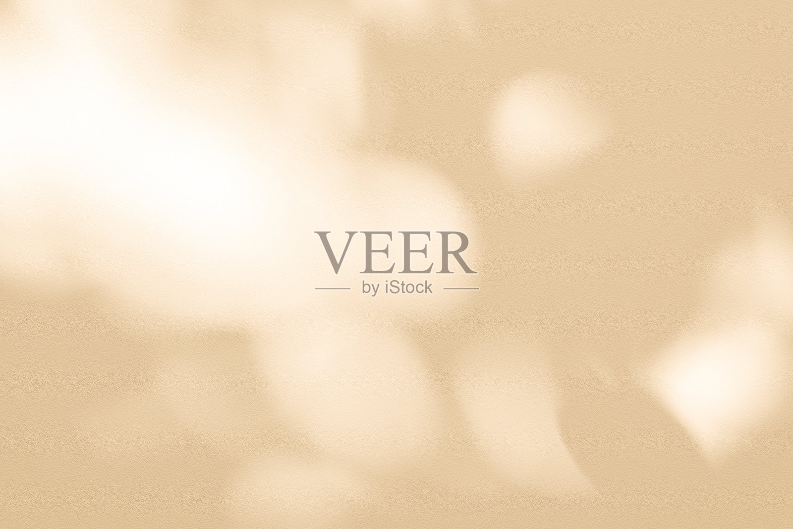 工作室风格的背景墙装饰展示，使用白色和米色调，窗户投射的阴影，构思出一种装饰效果。照片摄影图片