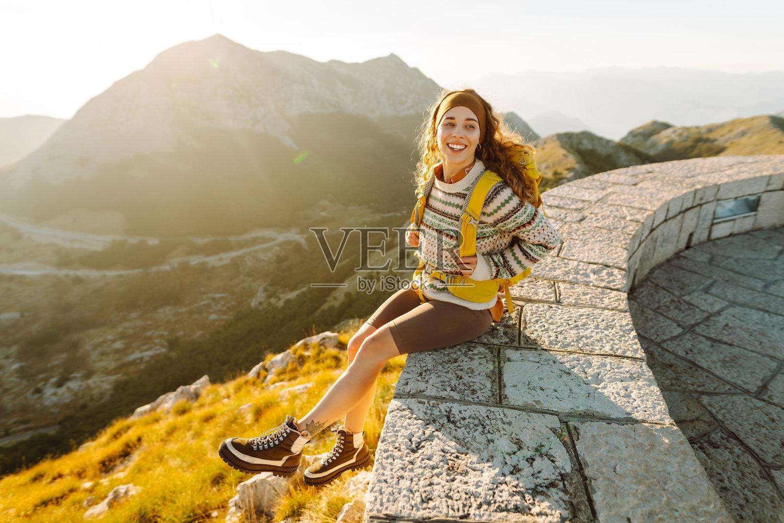 年轻女性在著名旅游景点内戈什陵墓。照片摄影图片