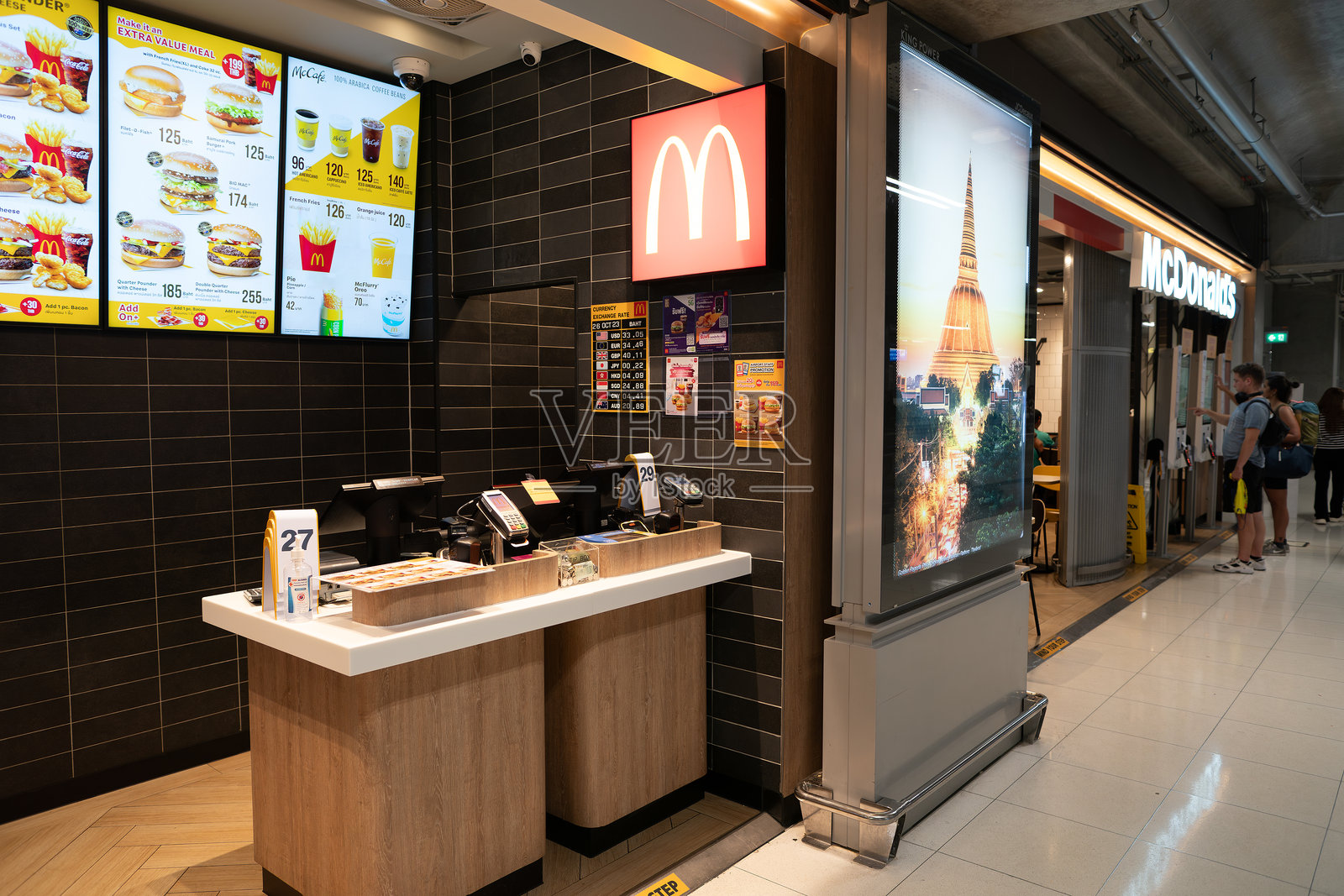 素万那普国际机场麦当劳餐厅的收银台。照片摄影图片