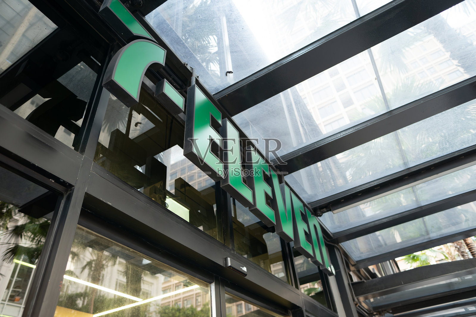 曼谷商店入口处的7-Eleven标志。7-Eleven是一家便利店连锁。照片摄影图片