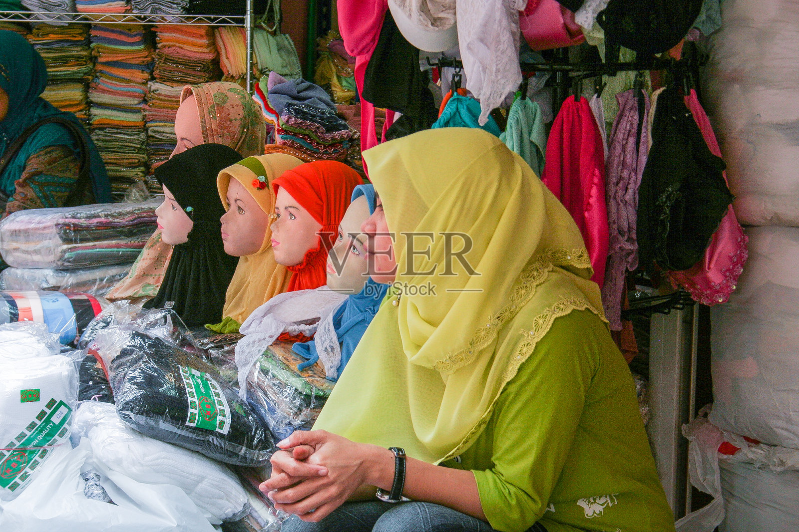 纺织市场摊位 - 女性、模特和头巾照片摄影图片