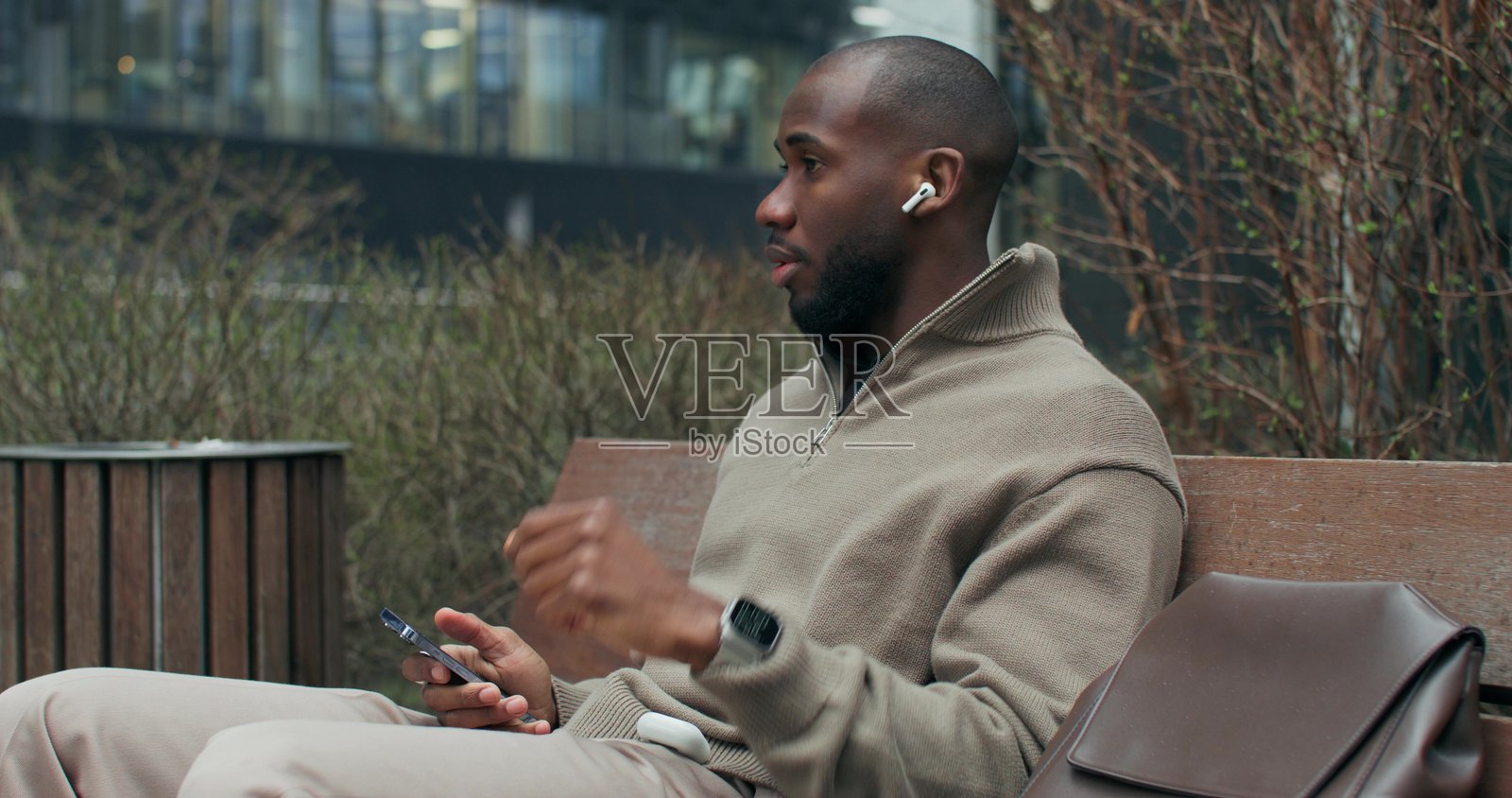 这个男人正在用耳机通话照片摄影图片