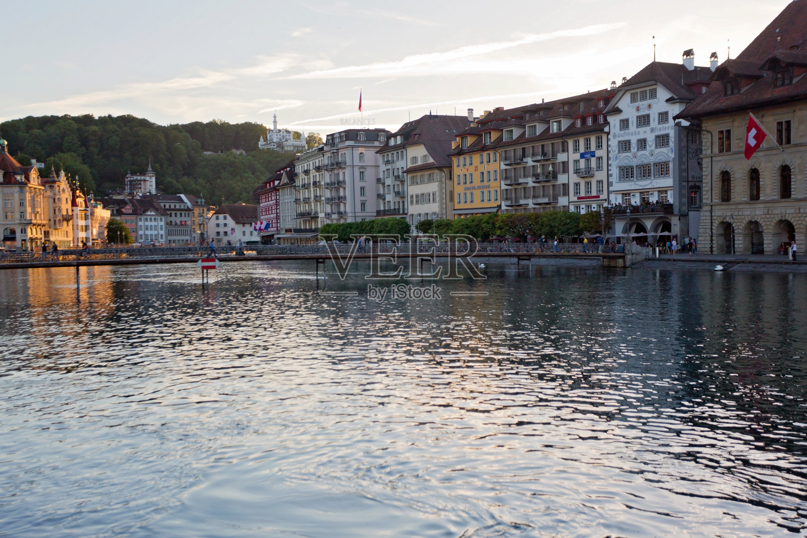 瑞士卢塞恩、卢塞恩湖和瑞士阿尔卑斯山的全景视图照片摄影图片