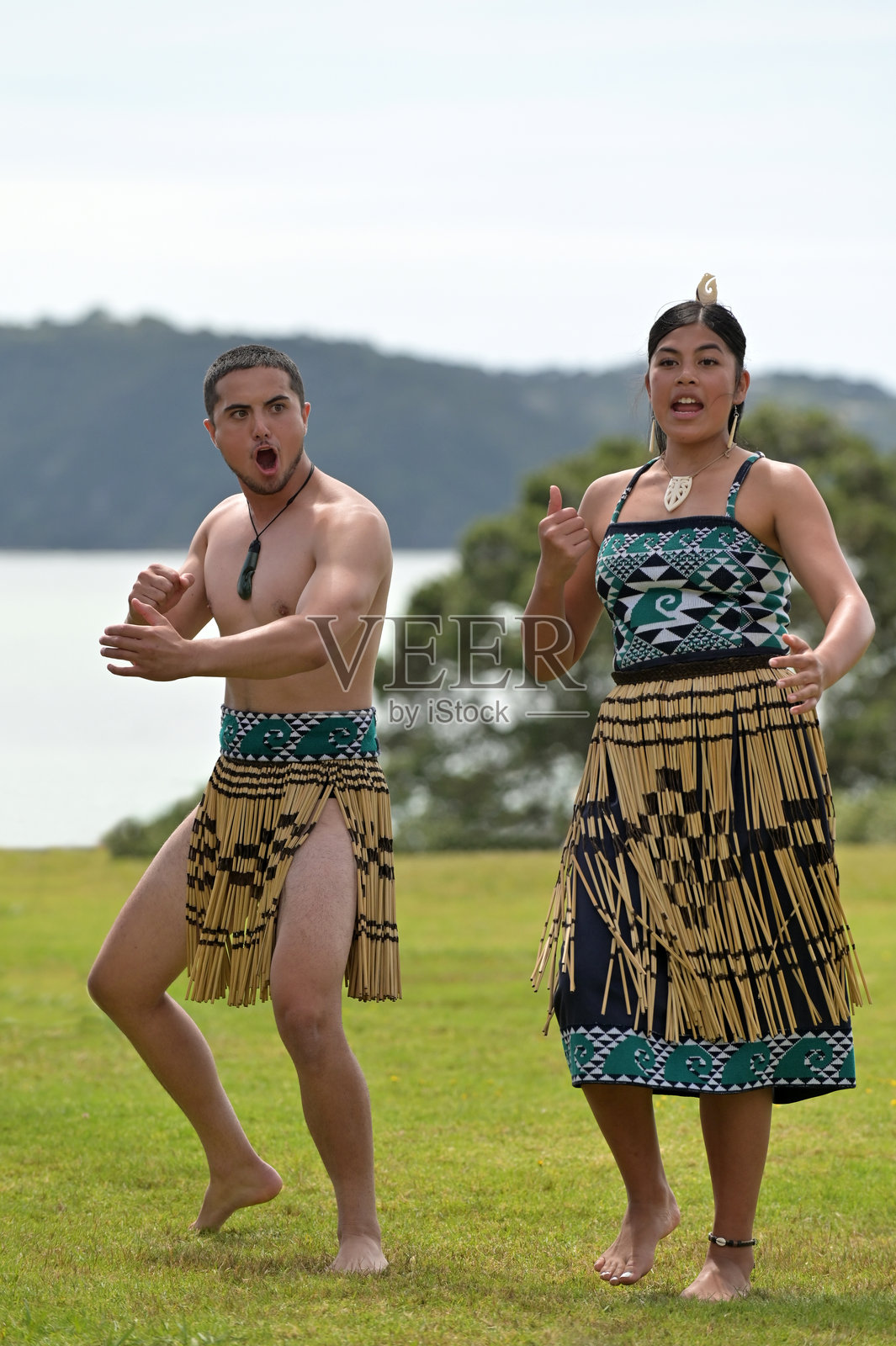 年轻的毛利夫妇在怀唐伊日演唱传统歌曲照片摄影图片