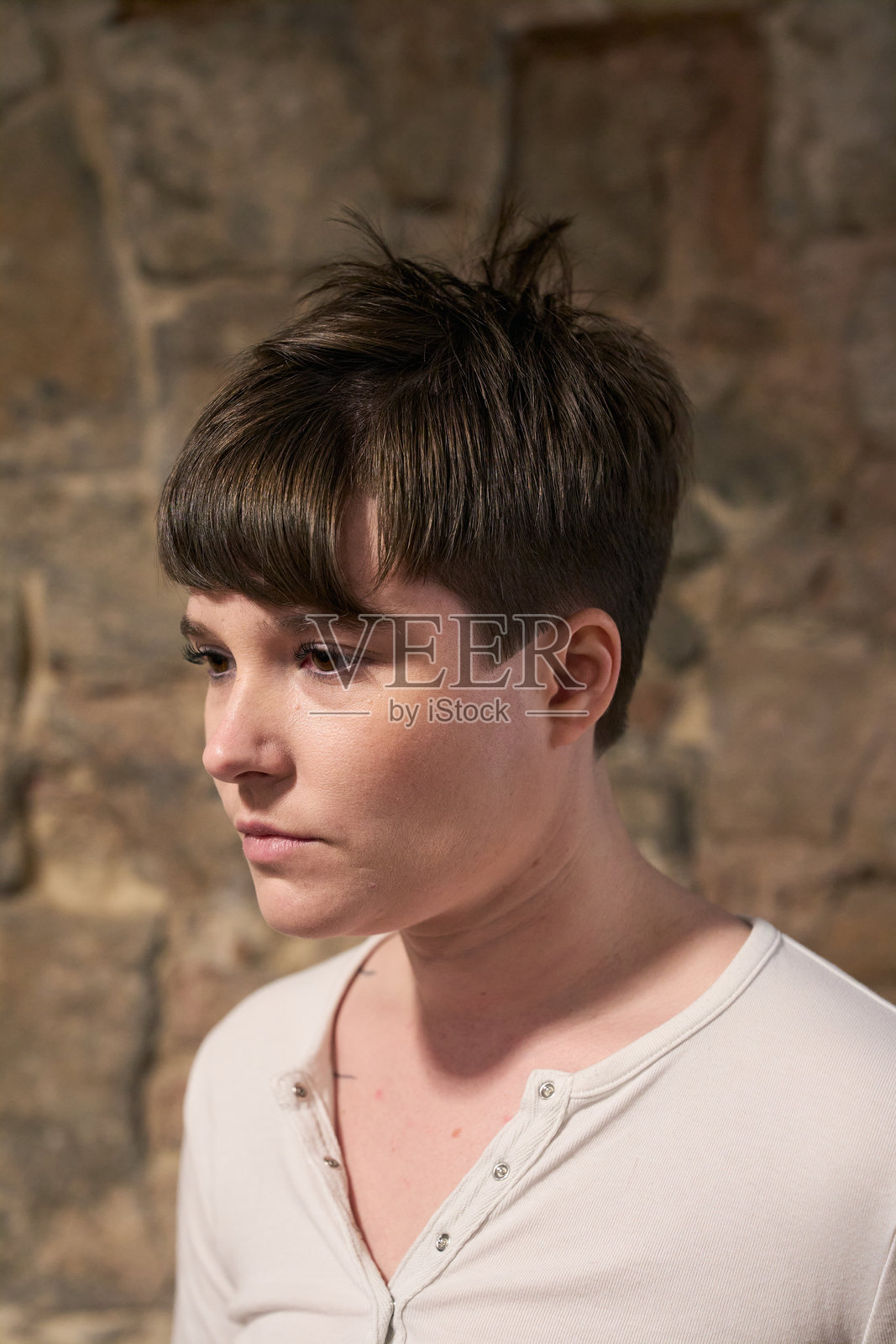 年轻女性在发廊展示她的新发型照片摄影图片