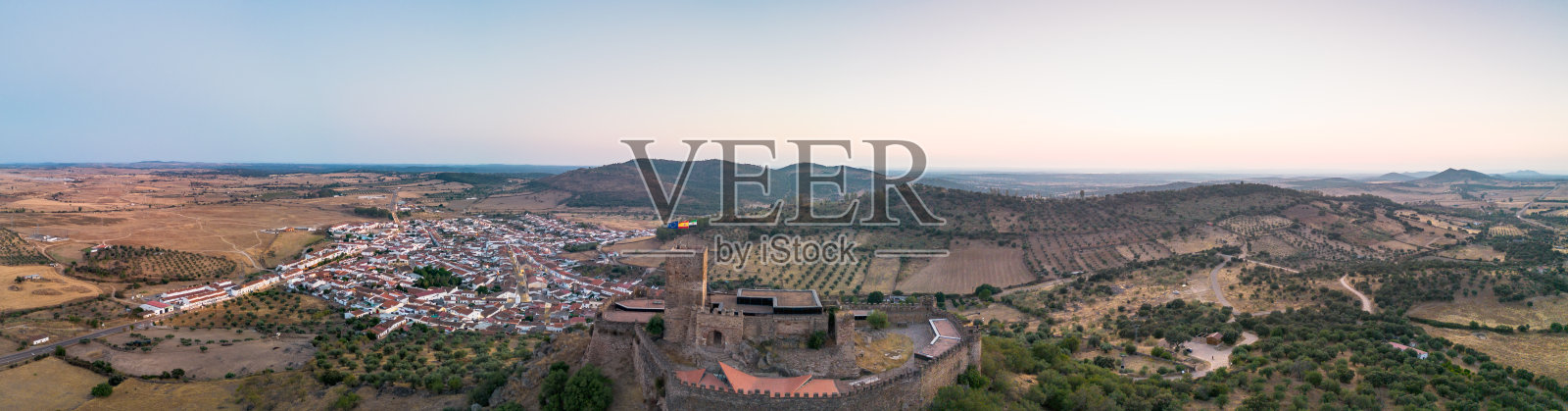 西班牙埃斯特雷马杜拉省巴达霍斯的阿尔孔切尔城堡全景。照片摄影图片