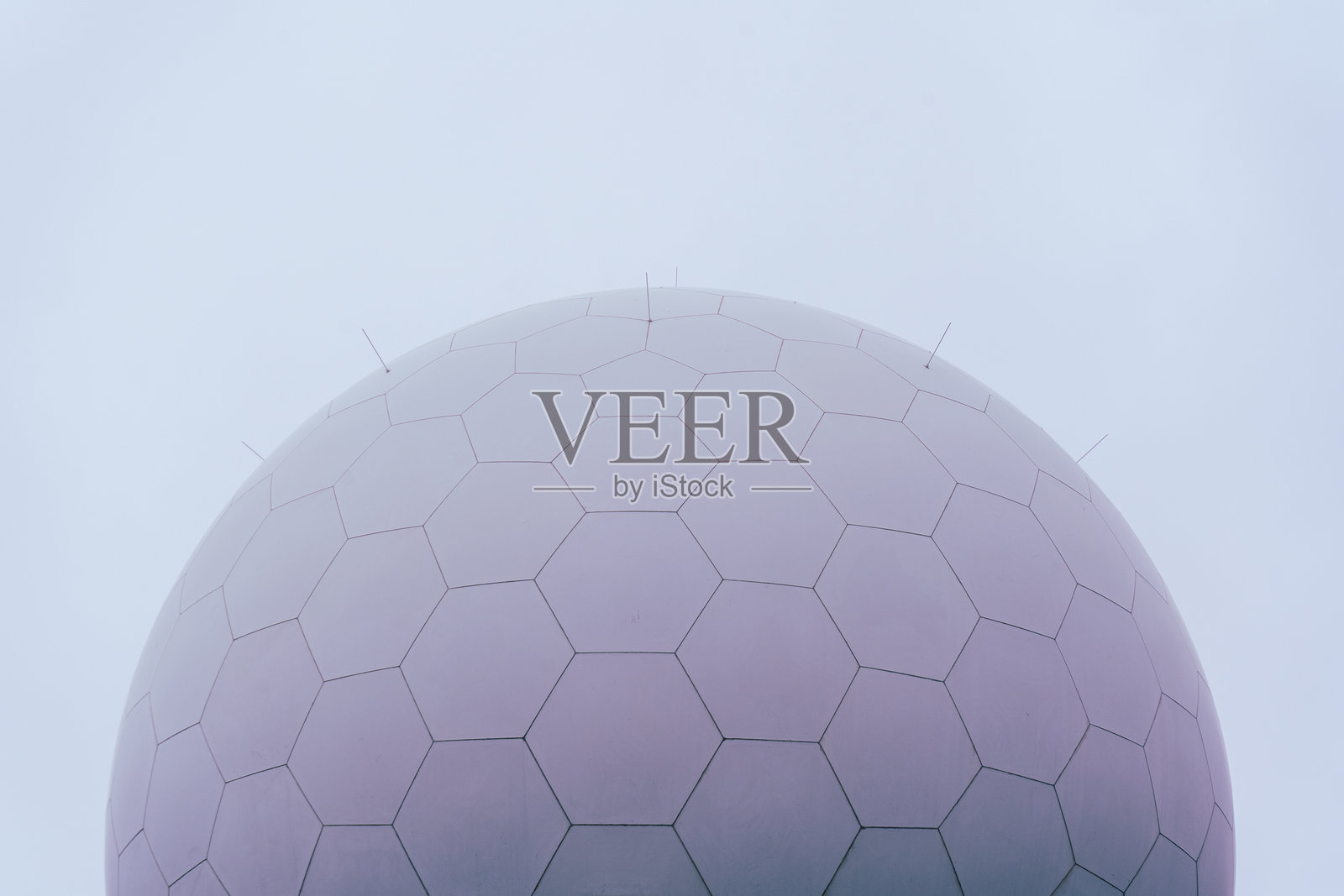 阿里埃罗峰顶的防空雷达站。照片摄影图片