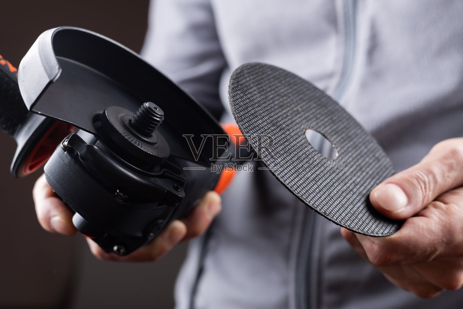 工人正在更换角磨机中的磨石照片摄影图片