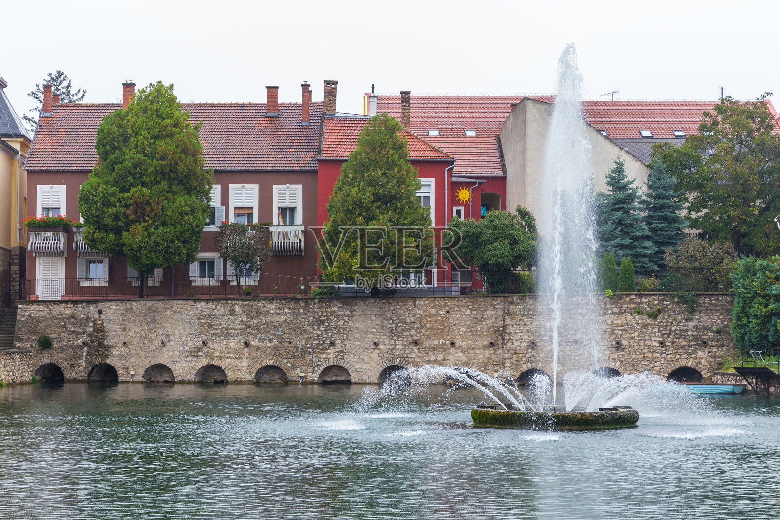 市中心的湖泊、喷泉和桥梁照片摄影图片