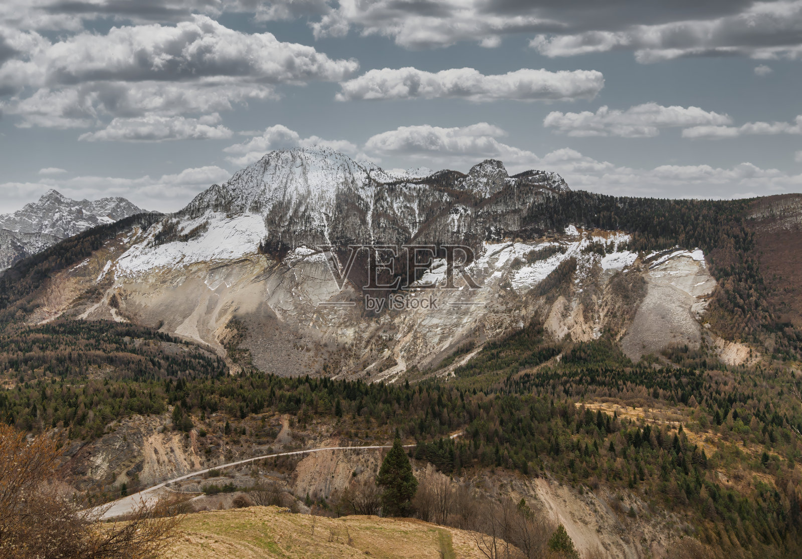 雪山与天空的美丽景色照片摄影图片