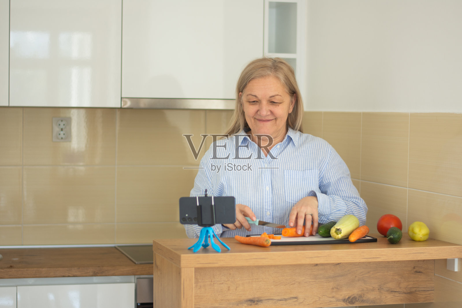 成熟的女性在在线烹饪大师课上讲解健康饮食的好处照片摄影图片