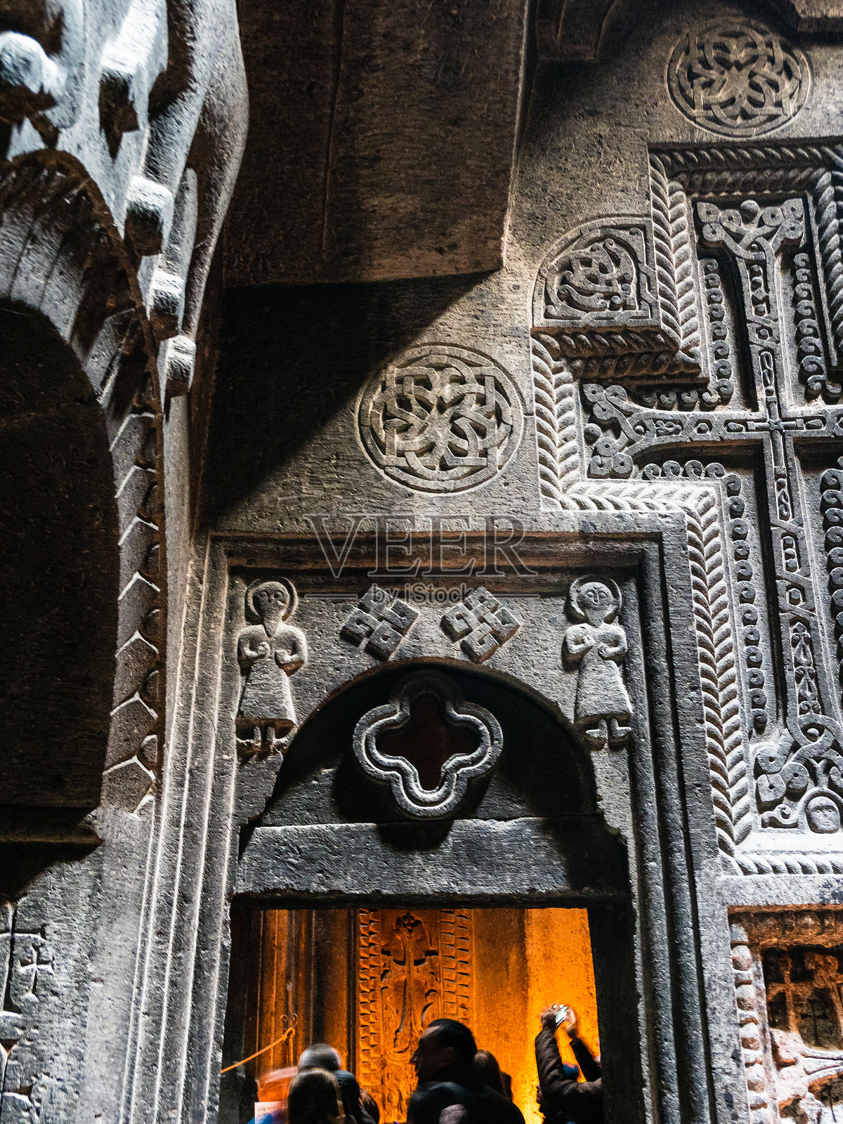 格赫德修道院洞穴教堂中的岩石雕刻使徒照片摄影图片