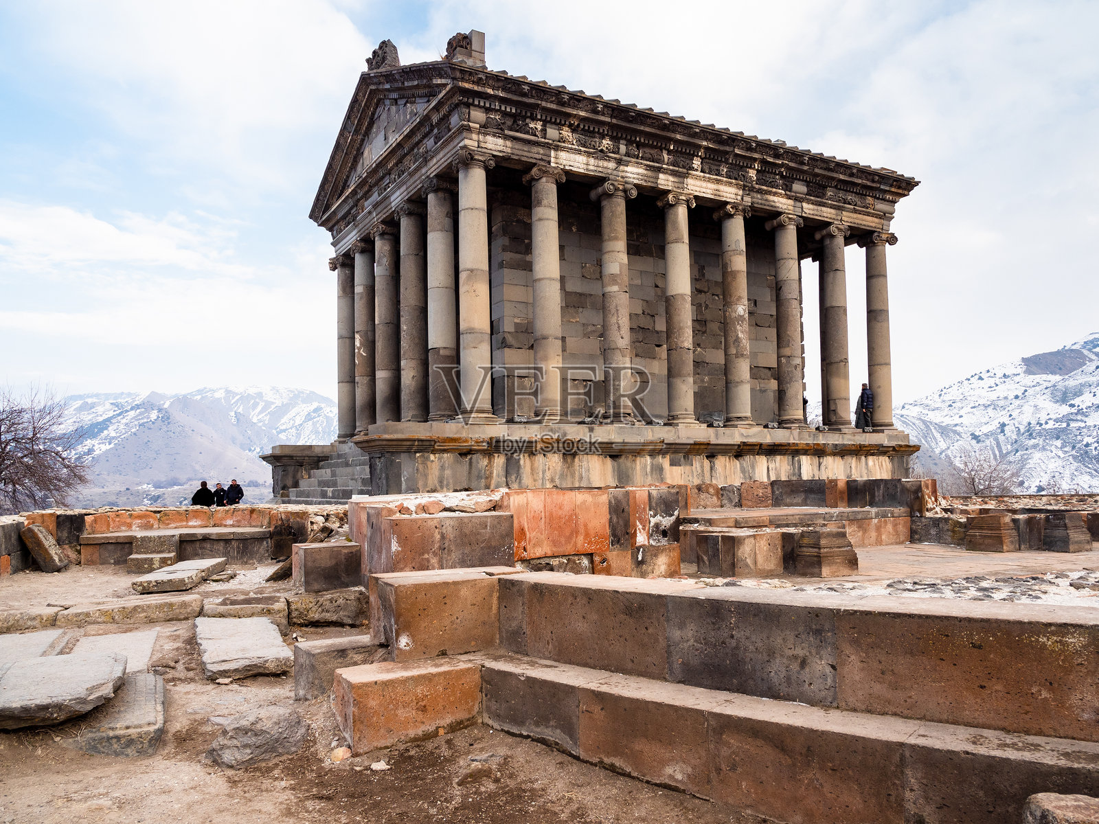 亚美尼亚加尔尼神庙的侧面视图照片摄影图片