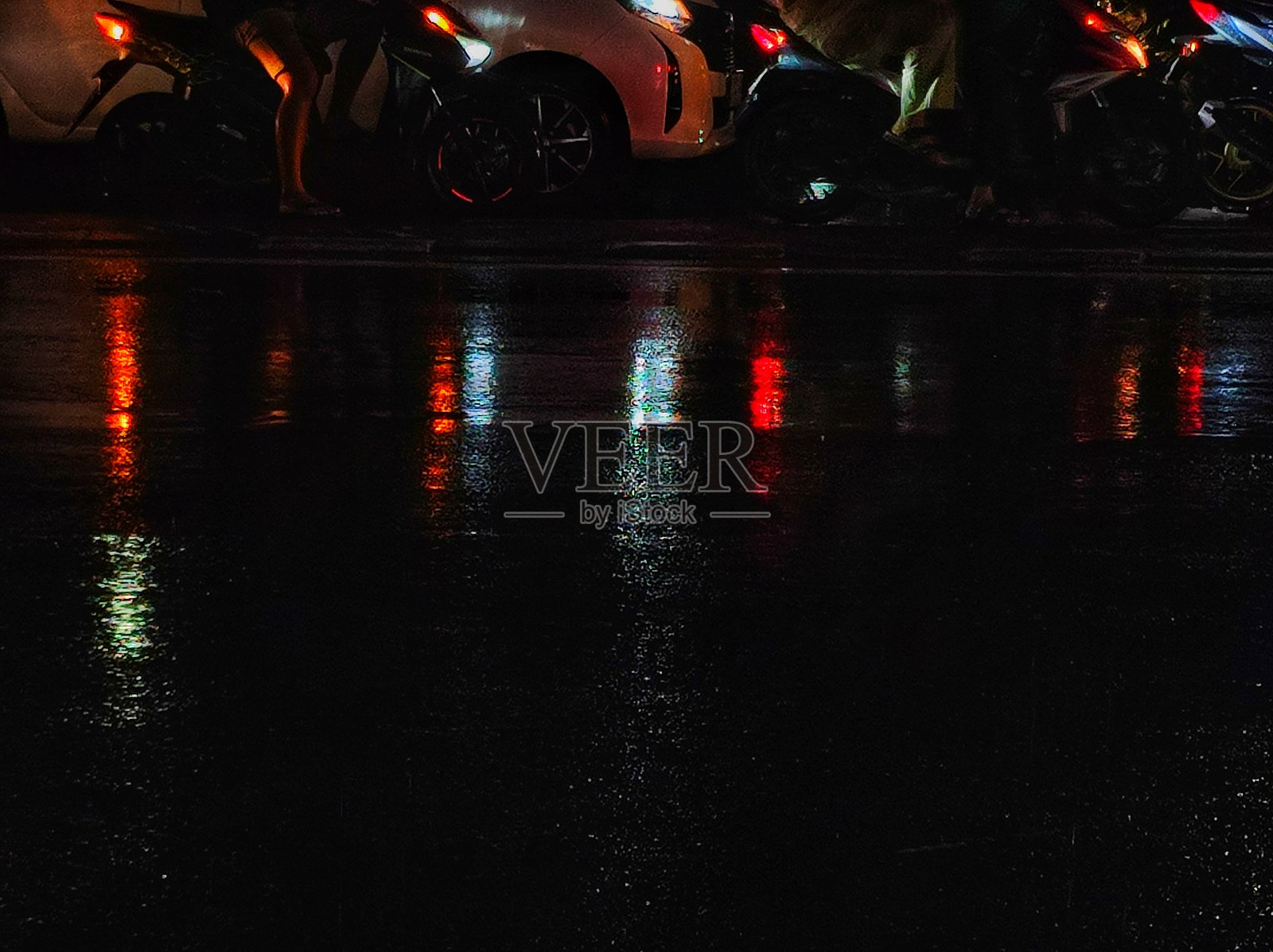 湿路面沥青上车辆灯光的倒影照片摄影图片