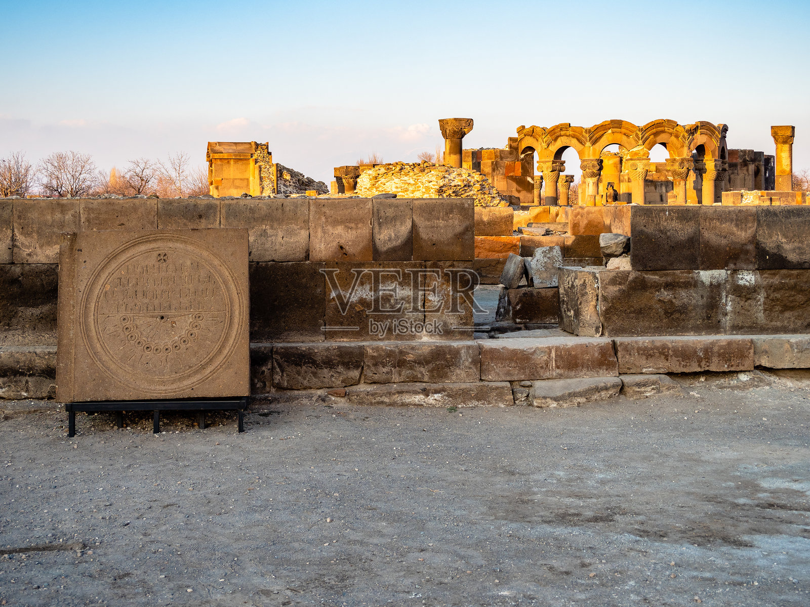 亚美尼亚兹瓦尔特诺茨大教堂的日晷石板照片摄影图片