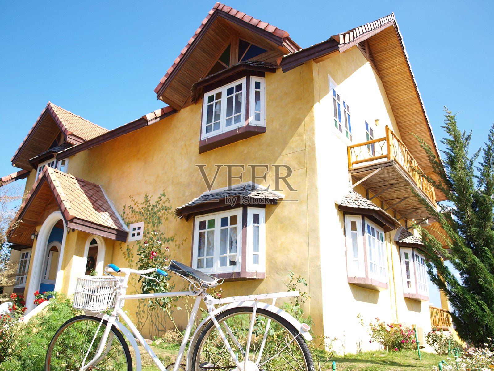 美丽的乡村别墅和自行车照片摄影图片