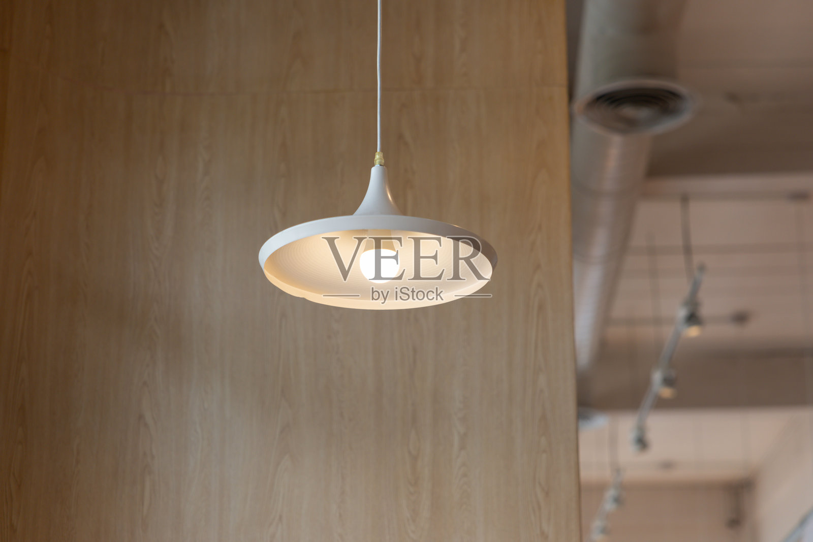 一个悬挂在天花板上的白色灯具照片摄影图片