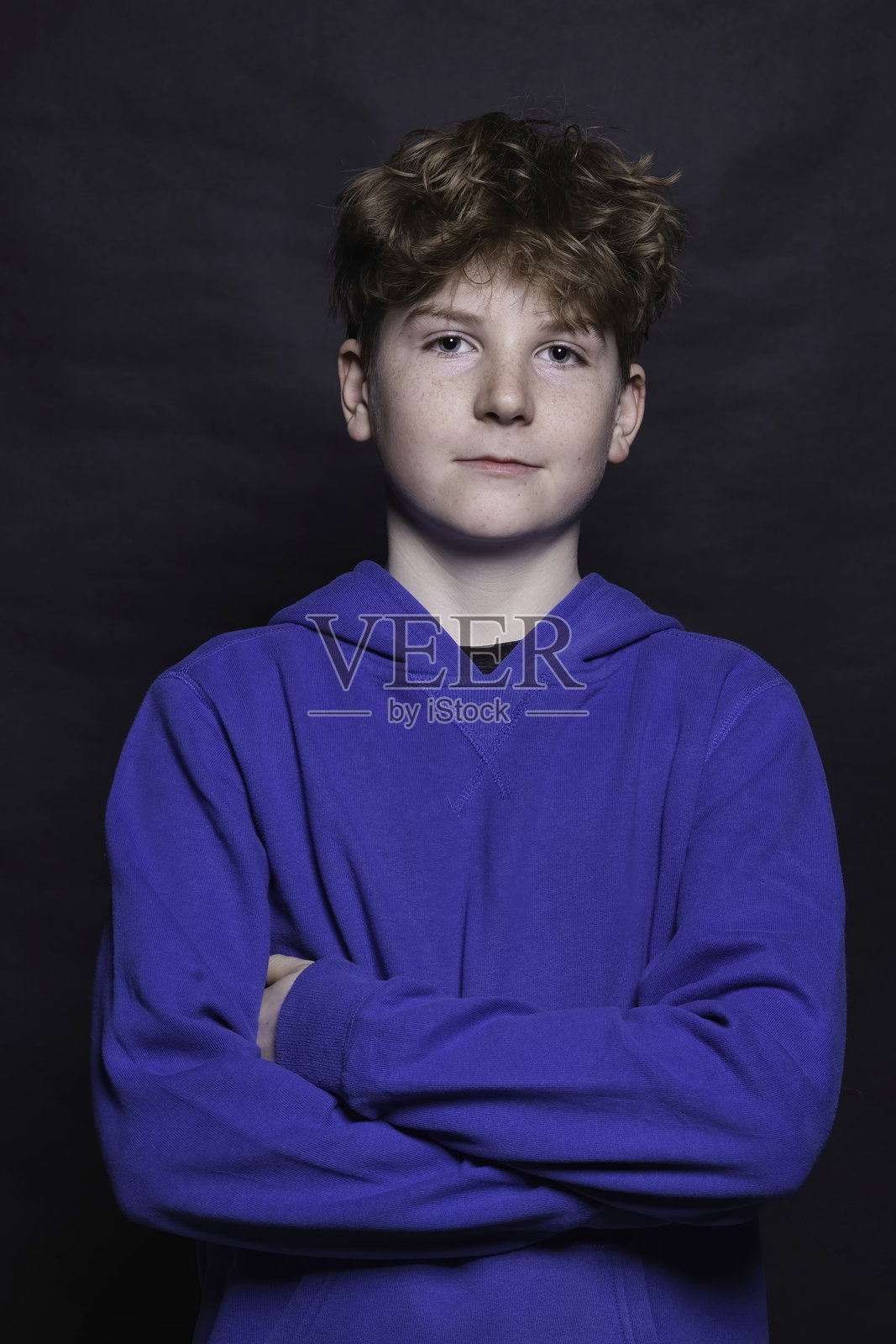 穿着蓝色衣服的男孩肖像照片摄影图片