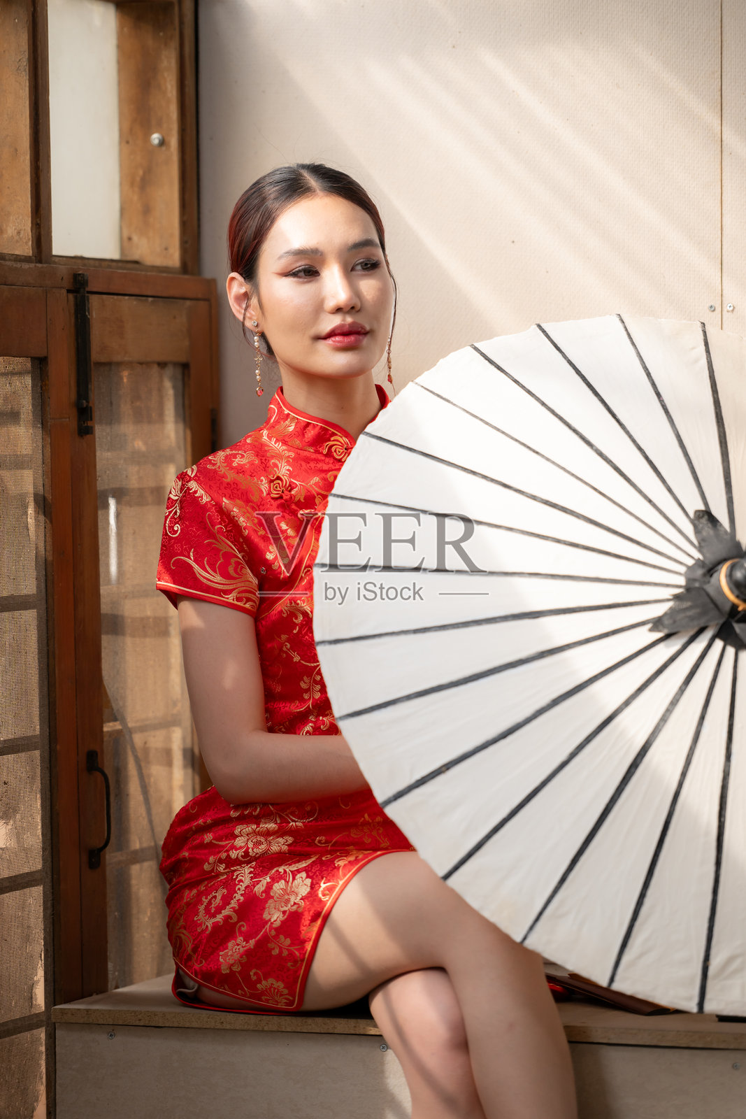 年轻的亚洲女性与中国新年照片摄影图片