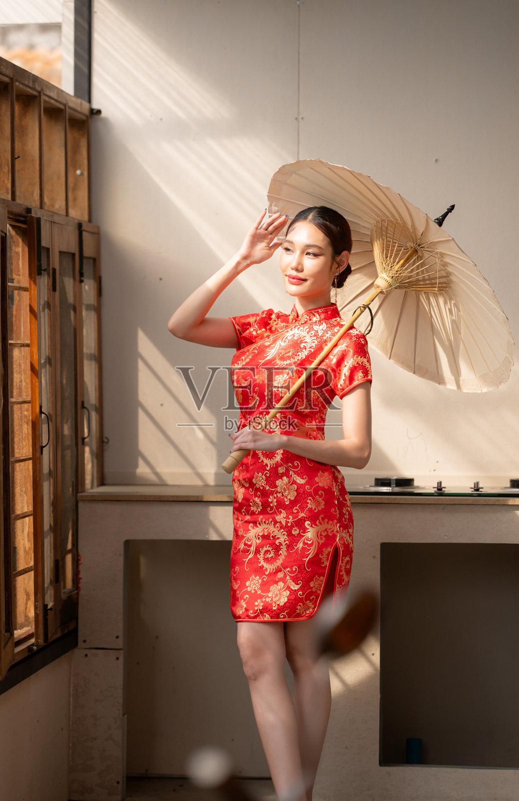 年轻的亚洲女性与中国新年照片摄影图片