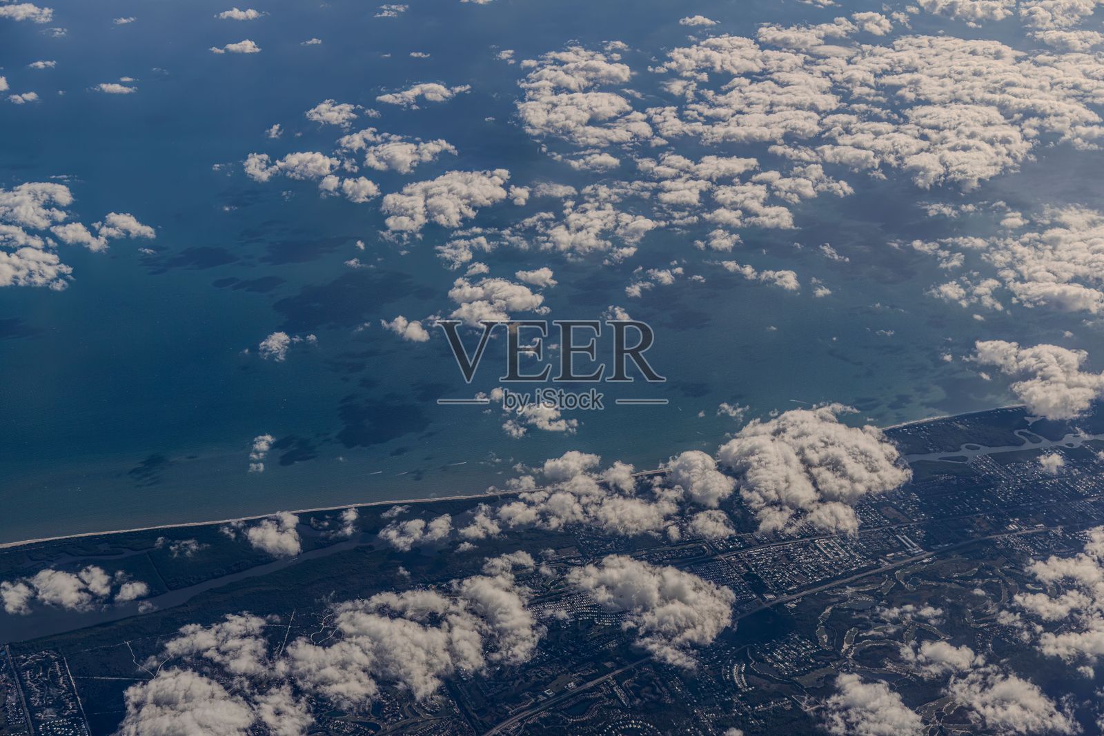 海滨城市和云层的鸟瞰图。照片摄影图片