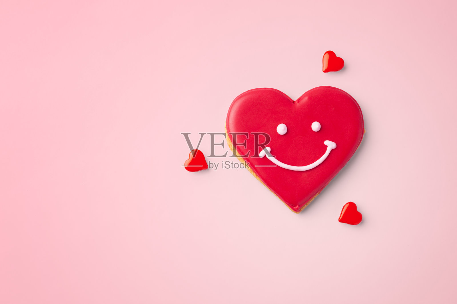 粉色背景上的红心饼干照片摄影图片