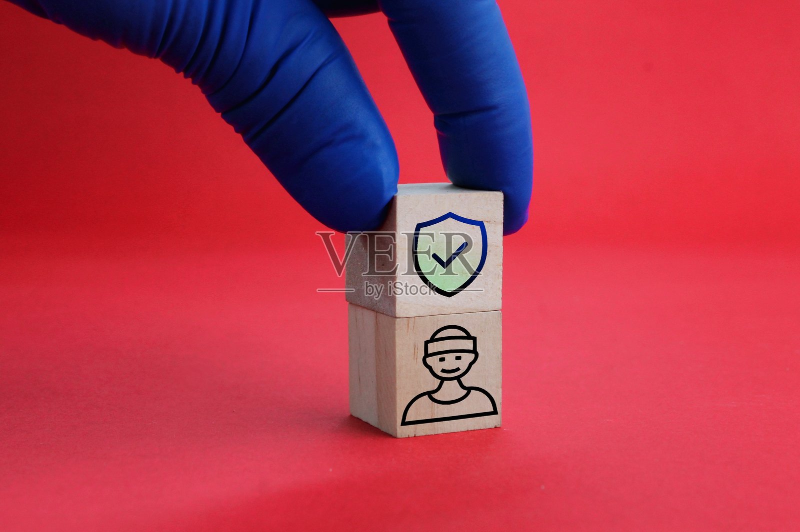 带有患者和安全图标的木制立方体。患者安全的概念。世界患者安全日。照片摄影图片