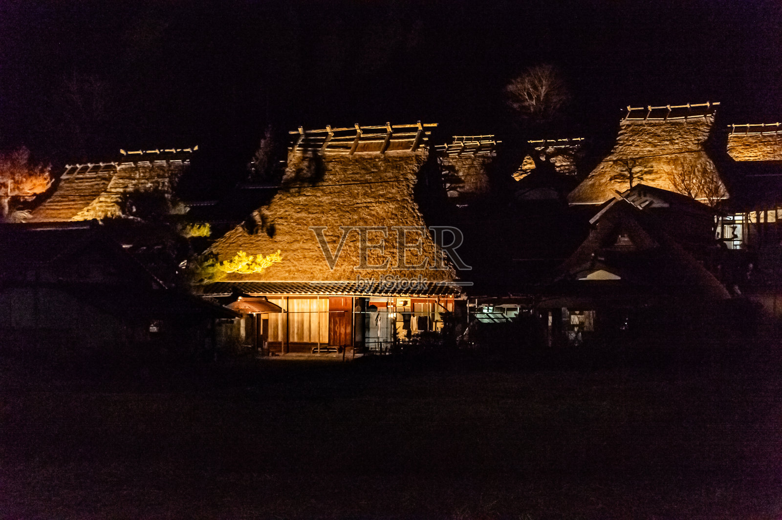 日本传统的日常生活傍晚景色，街灯闪烁照片摄影图片