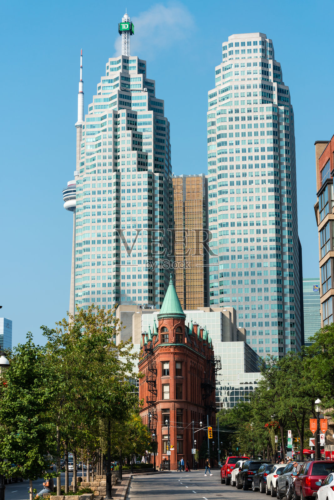 多伦多秋季的古德汉姆大厦与摩天大楼照片摄影图片