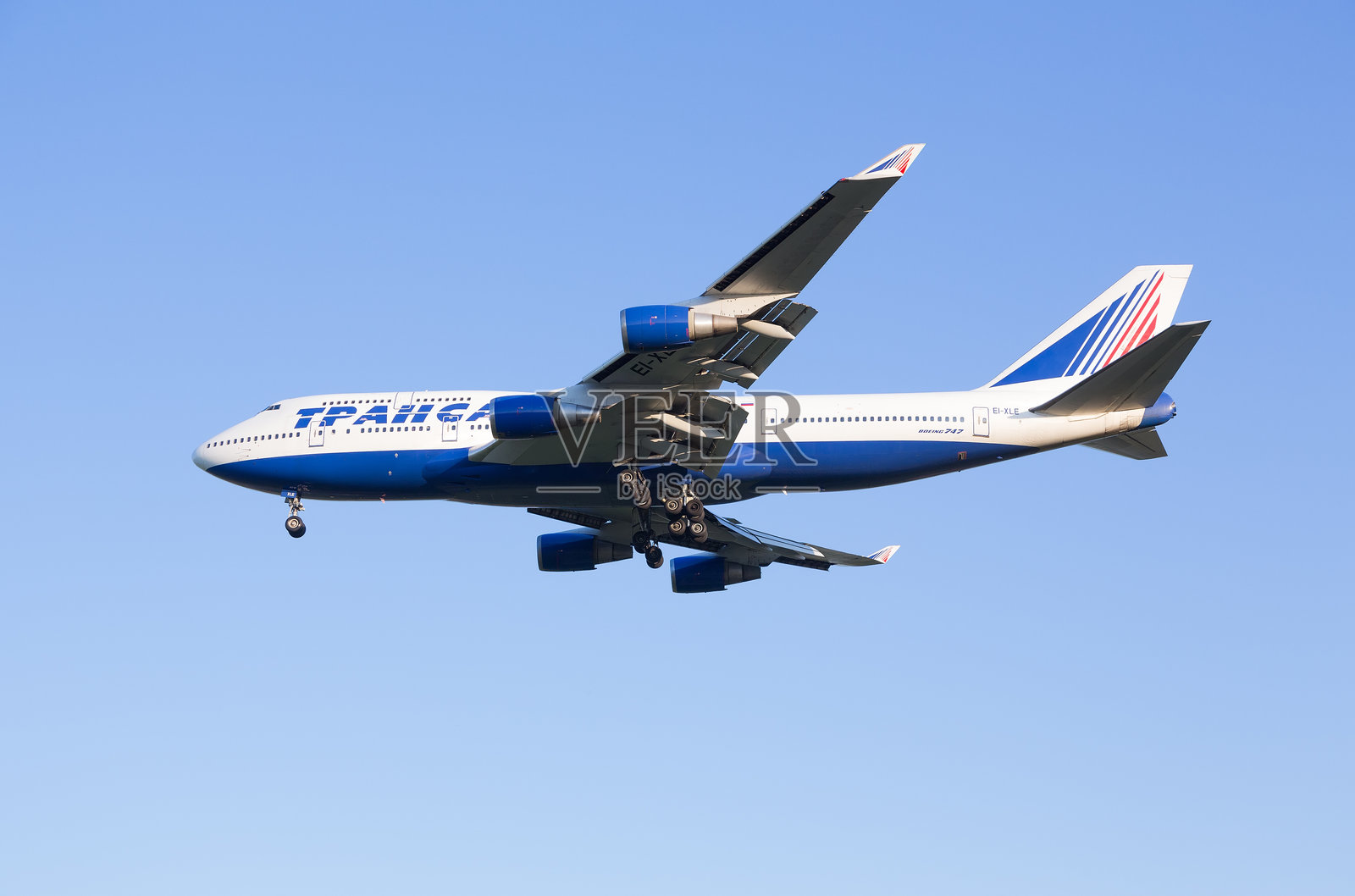 Transaero的波音747飞机在谢列梅捷沃机场降落前减速。照片摄影图片