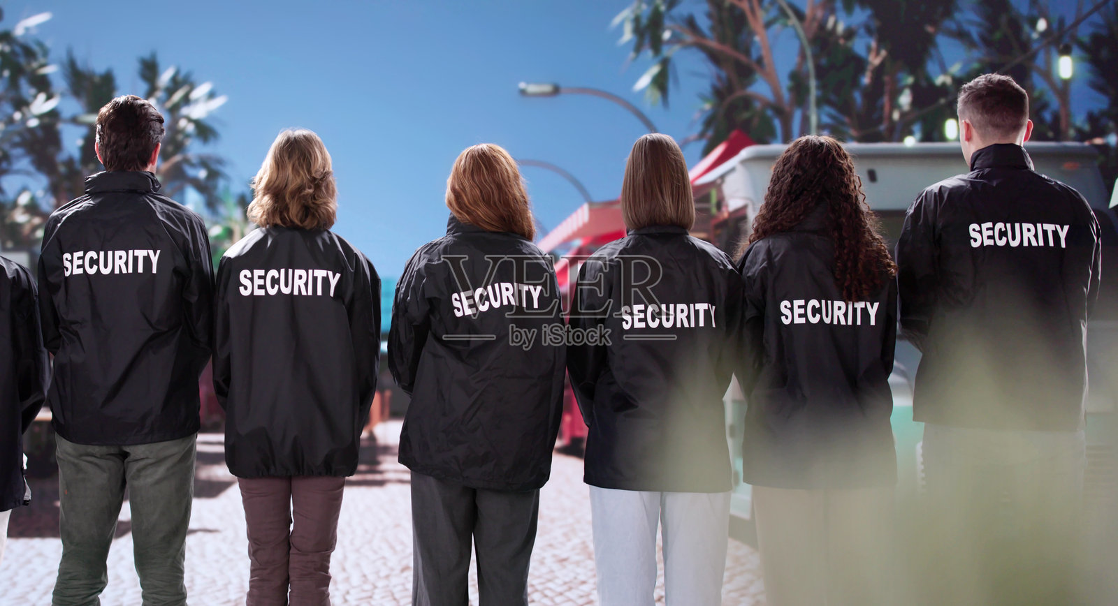 非裔美国安全人员与他的多元化团队一起走路照片摄影图片