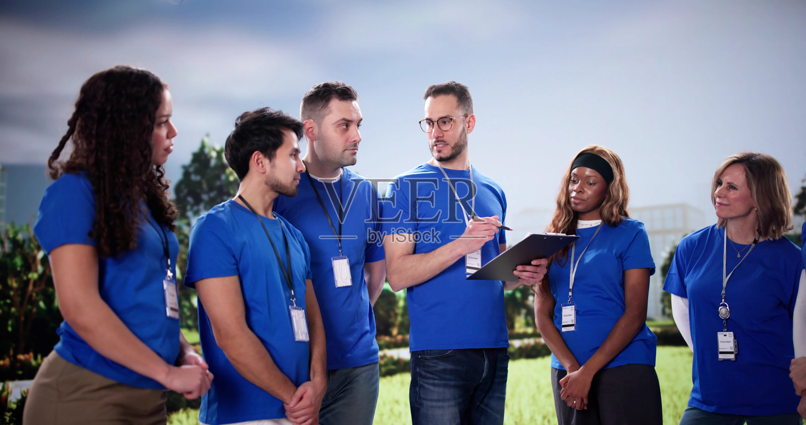 多元化的志愿者团队在清理社区照片摄影图片