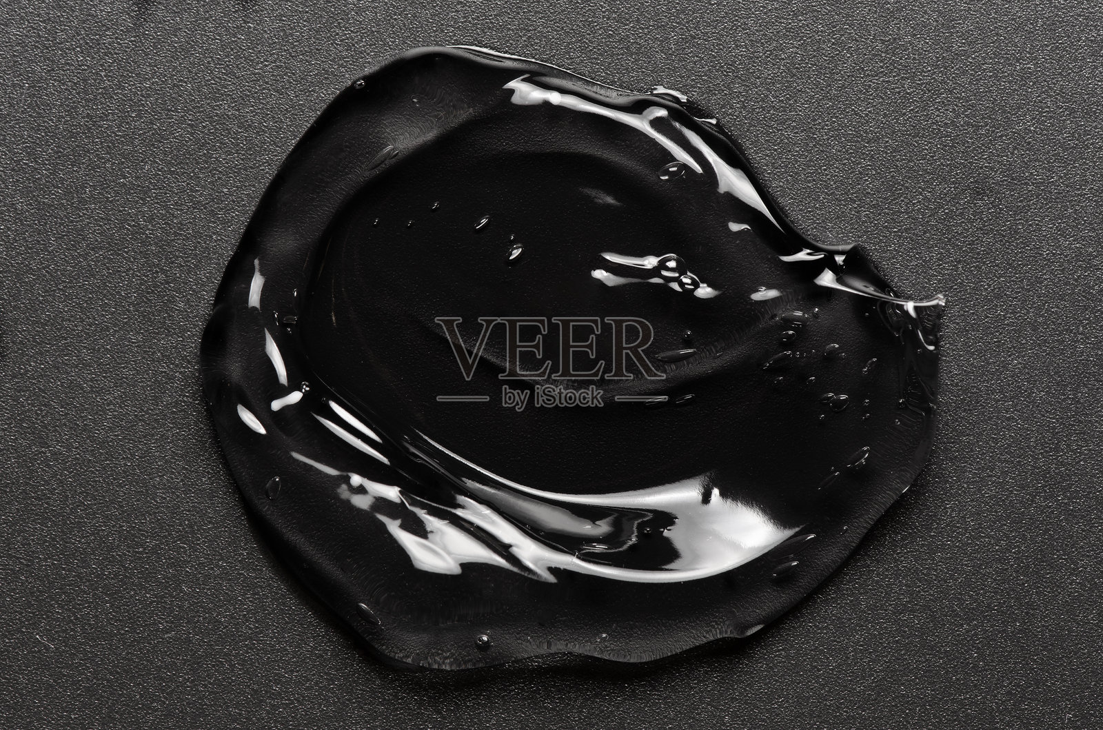 透明的化妆品保湿凝胶或肌肤精华液，背景为黑色照片摄影图片