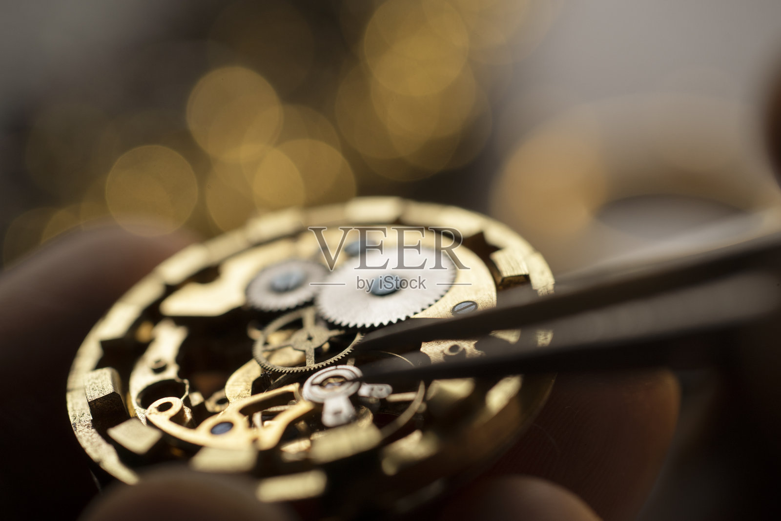 钟表匠修理经典机械表机芯照片摄影图片