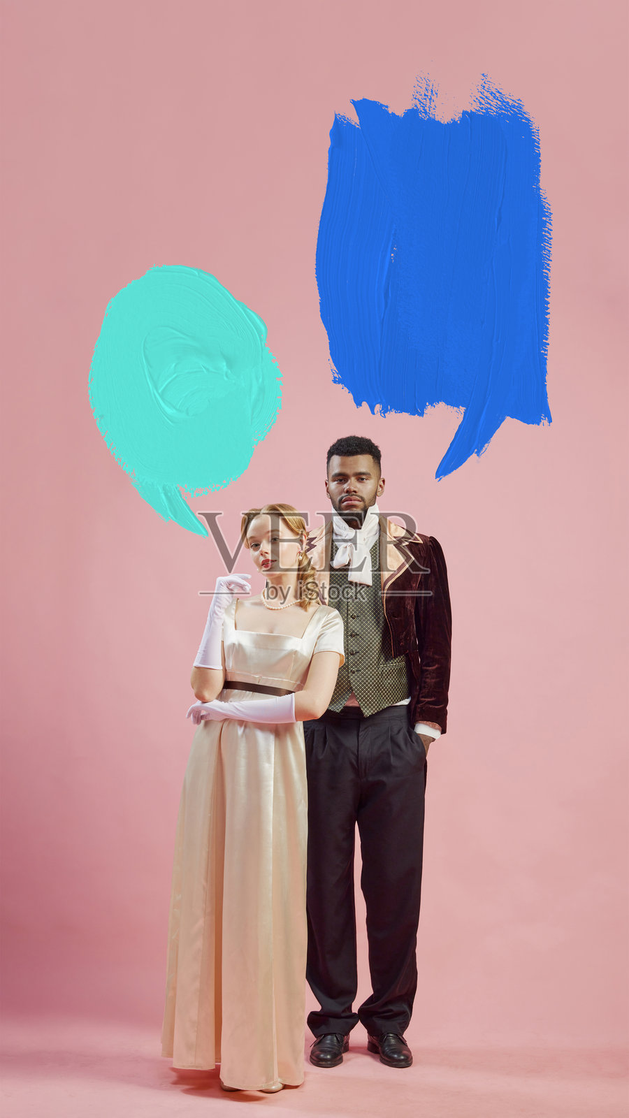 穿着巴洛克风格天鹅绒外套的男人与优雅女性在粉色背景前，带有用于文本的对话气泡。照片摄影图片