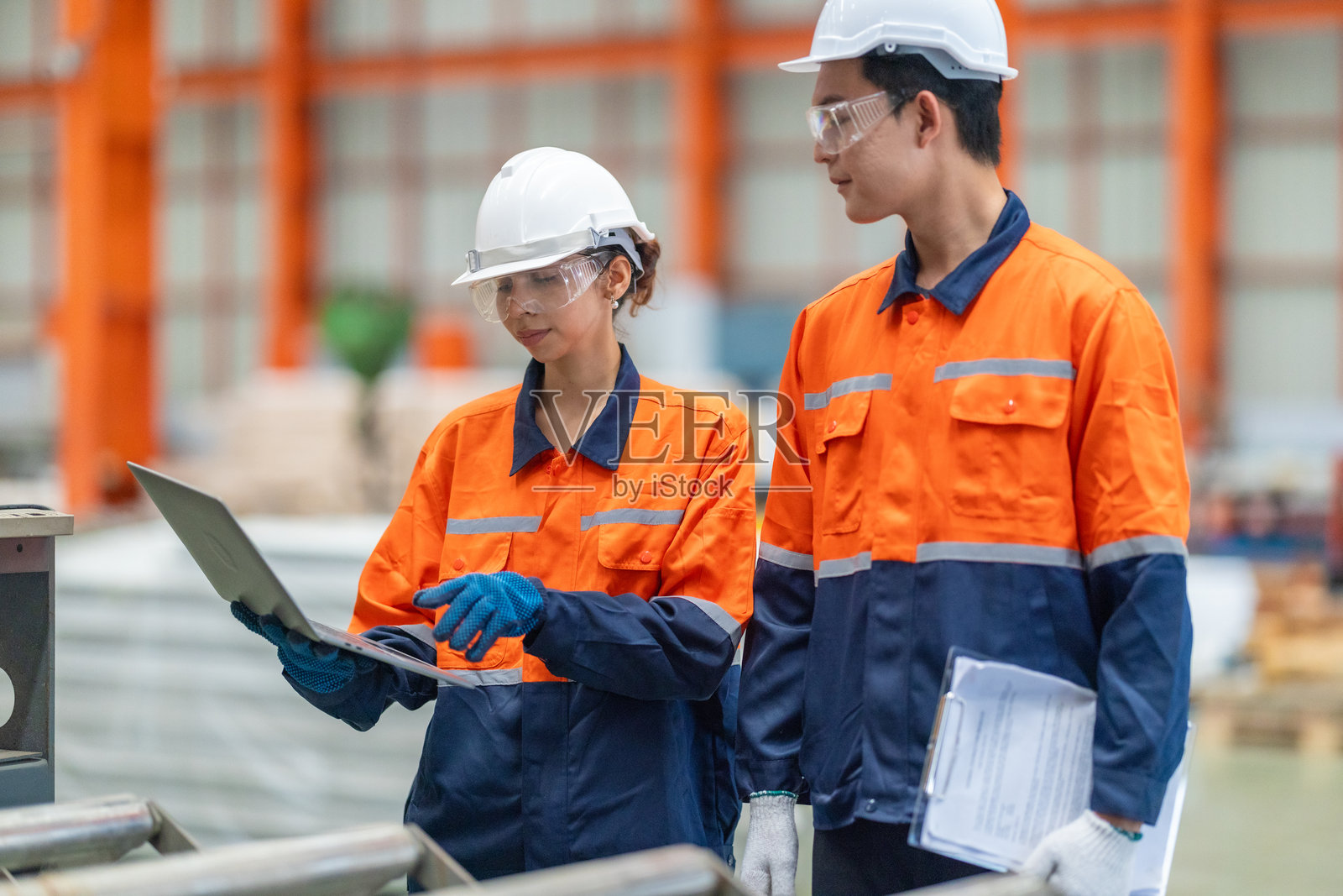 金属板生产线的质量检验照片摄影图片