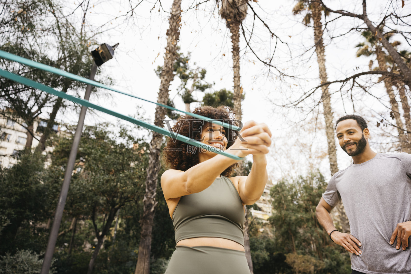 私人教练在户外公园环境中提供健身指导照片摄影图片