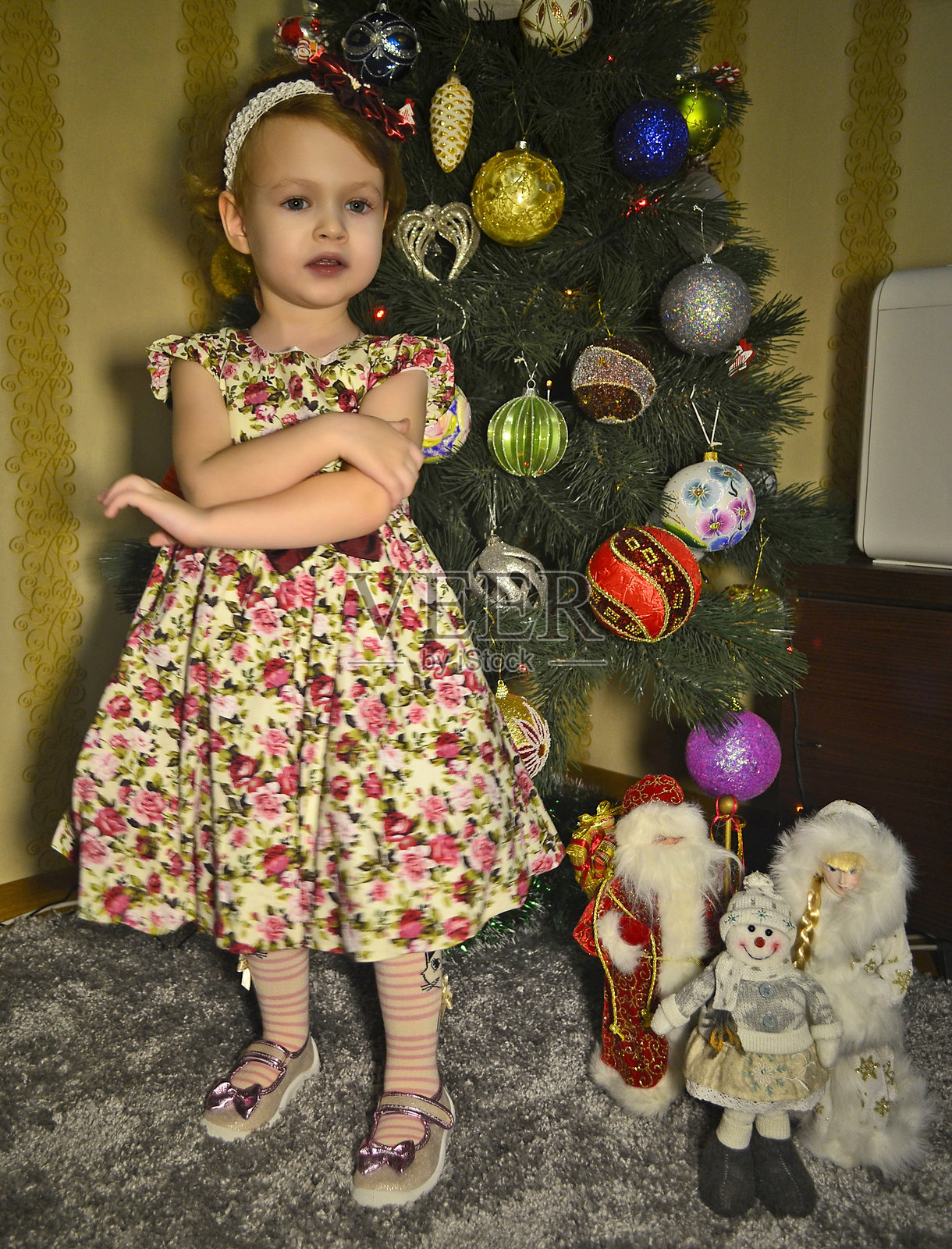 家庭庆祝新年和圣诞节。照片摄影图片