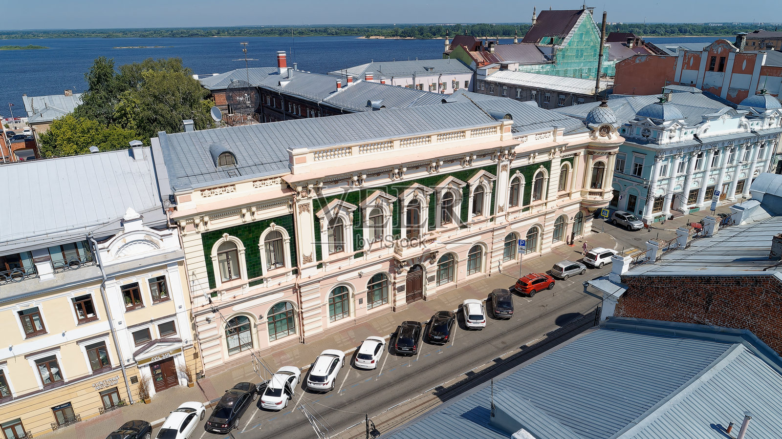 城市街道，背景有一座大型建筑照片摄影图片