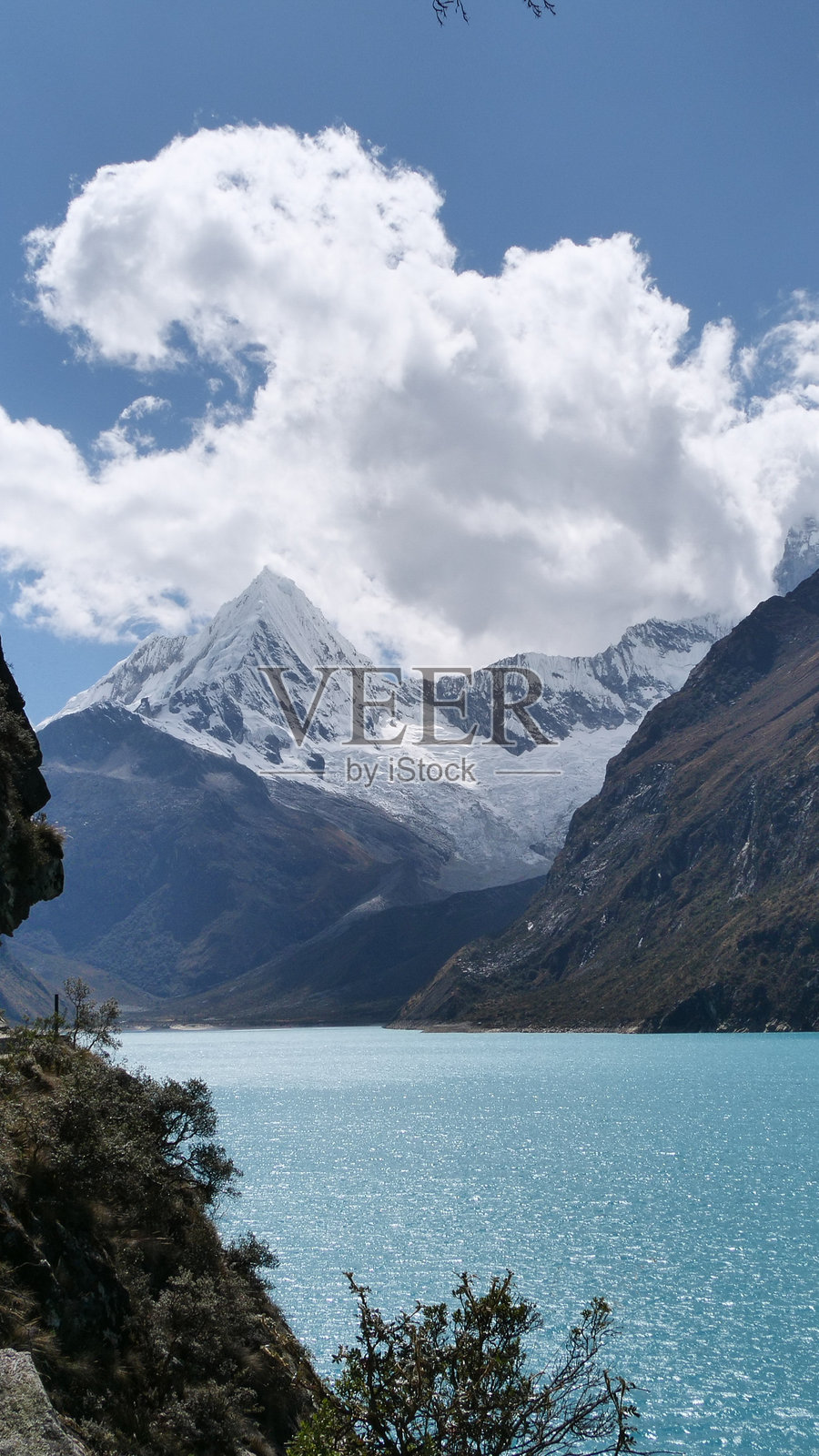 沿着帕龙湖（秘鲁安第斯山脉中最大的碧绿色湖泊）的小径或徒步旅行路线的垂直图像，背景是阿尔特松拉胡山峰（又名“派拉蒙”）。照片摄影图片