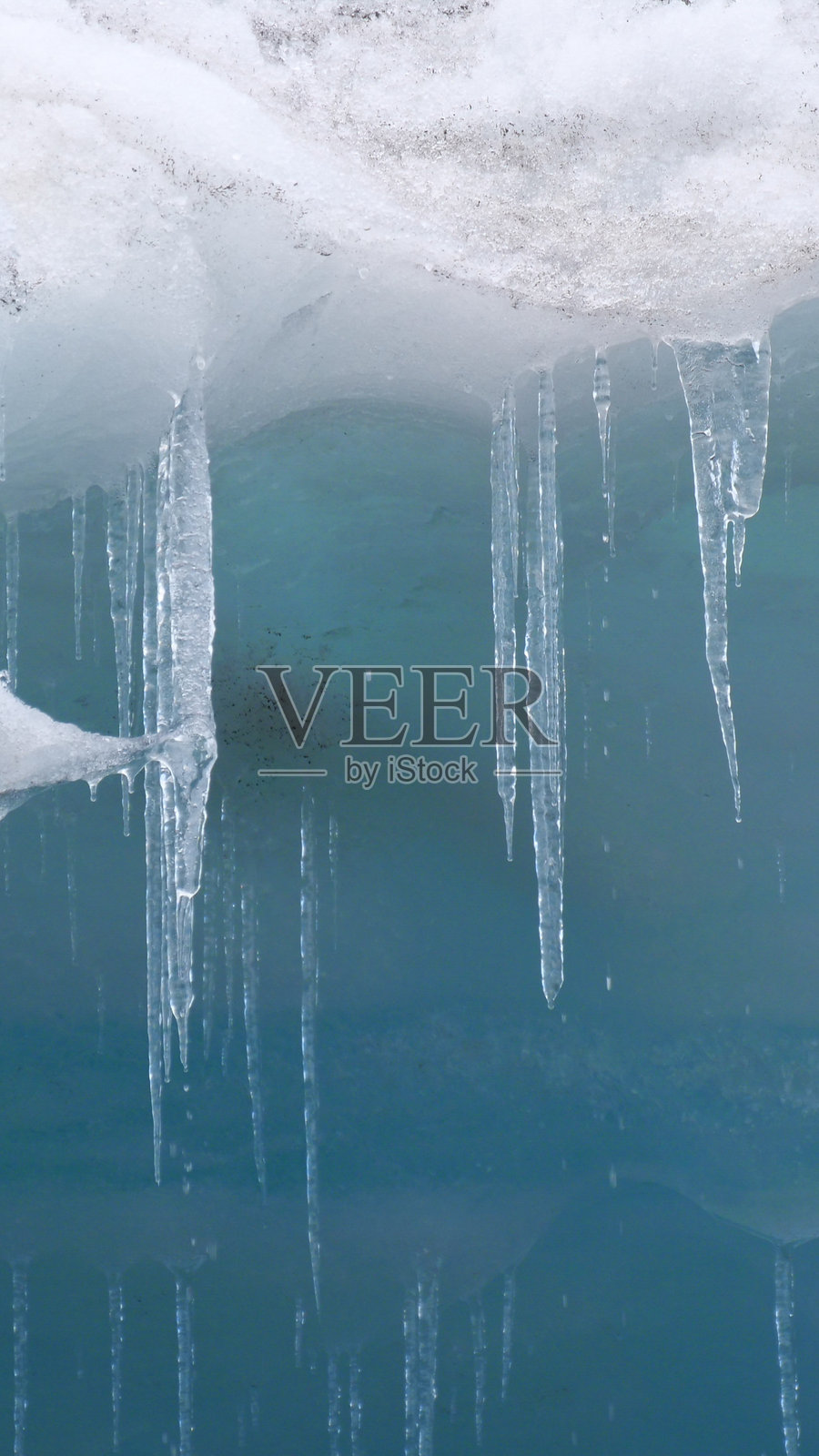 垂直图像显示帕斯托鲁里冰川的冰块融化，滴入湖中，警示全球变暖或气候变化的影响。地点：华斯卡兰国家公园，白色安第斯山脉，秘鲁北部安卡什地区。照片摄影图片