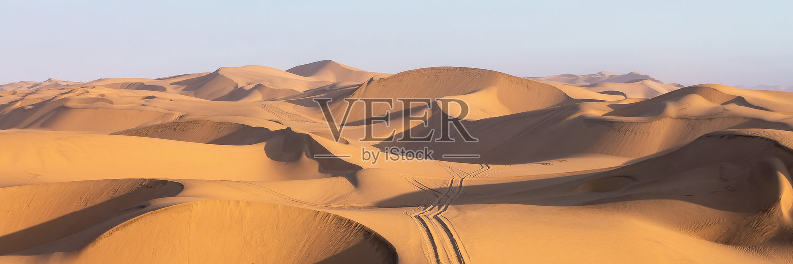 南部非洲纳米比亚纳乌克鲁夫特自然公园的三明治港沙丘全景，横幅风景图照片摄影图片