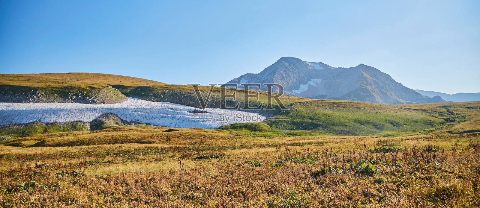 高加索生物圈保护区。夏季山上的雪帽。布良山和奥什滕山。照片摄影图片