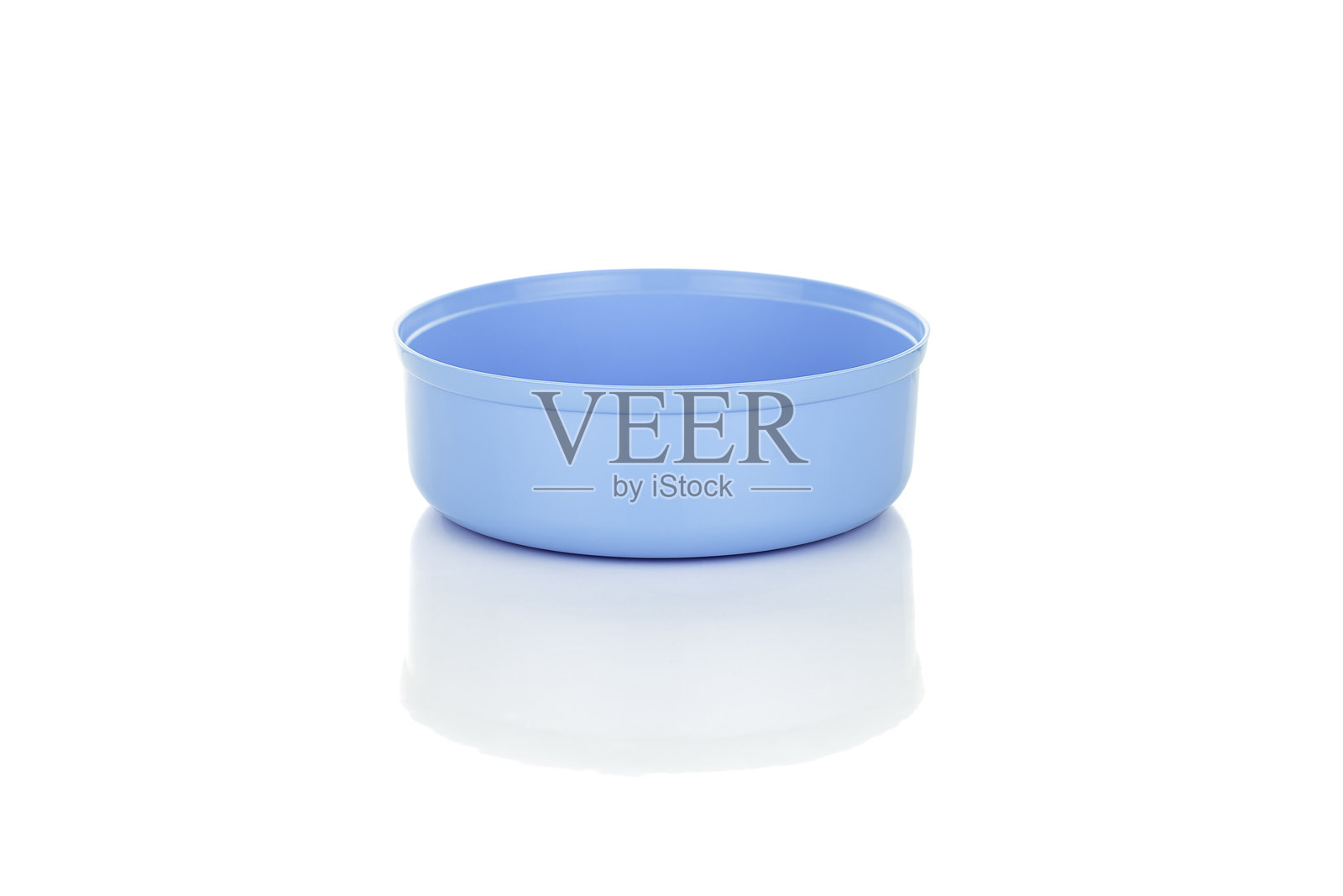 蓝色塑料水碗，背景为白色，带有抠图路径。照片摄影图片