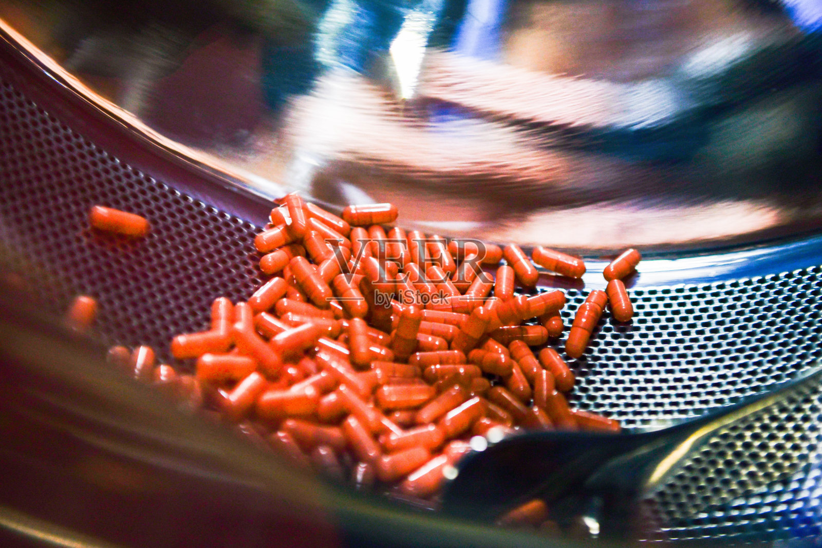 制药厂的胶囊药片生产线，旋转机器在化工厂的车间中生产胶囊药物。照片摄影图片